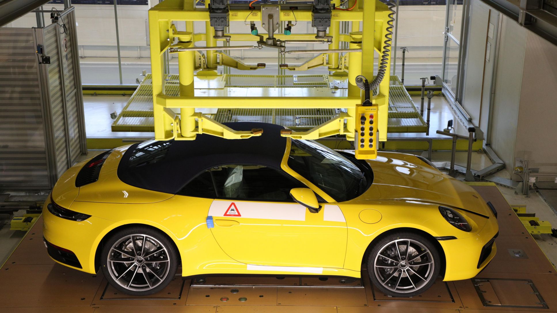 Individual car pictures from Porsche production enhance customer